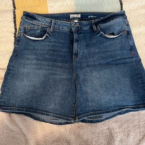 Like new! Warp + Weft boyfriend fit jean shorts.